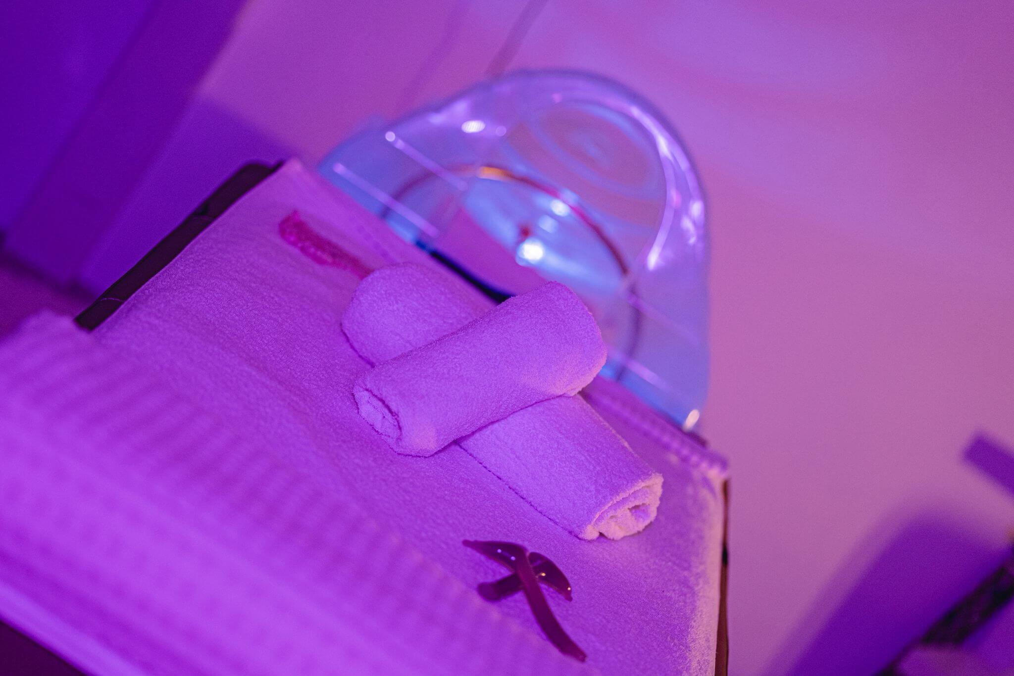 Mobile Head Spa Schulung in einem Spa – Trainerin massiert den Kopf einer Kundin